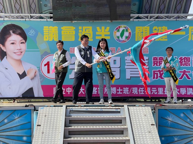 圖片說明：桃園市長鄭文燦（左二）授戰旗于朱智菁（右二）。（記者宋紹誠翻攝）