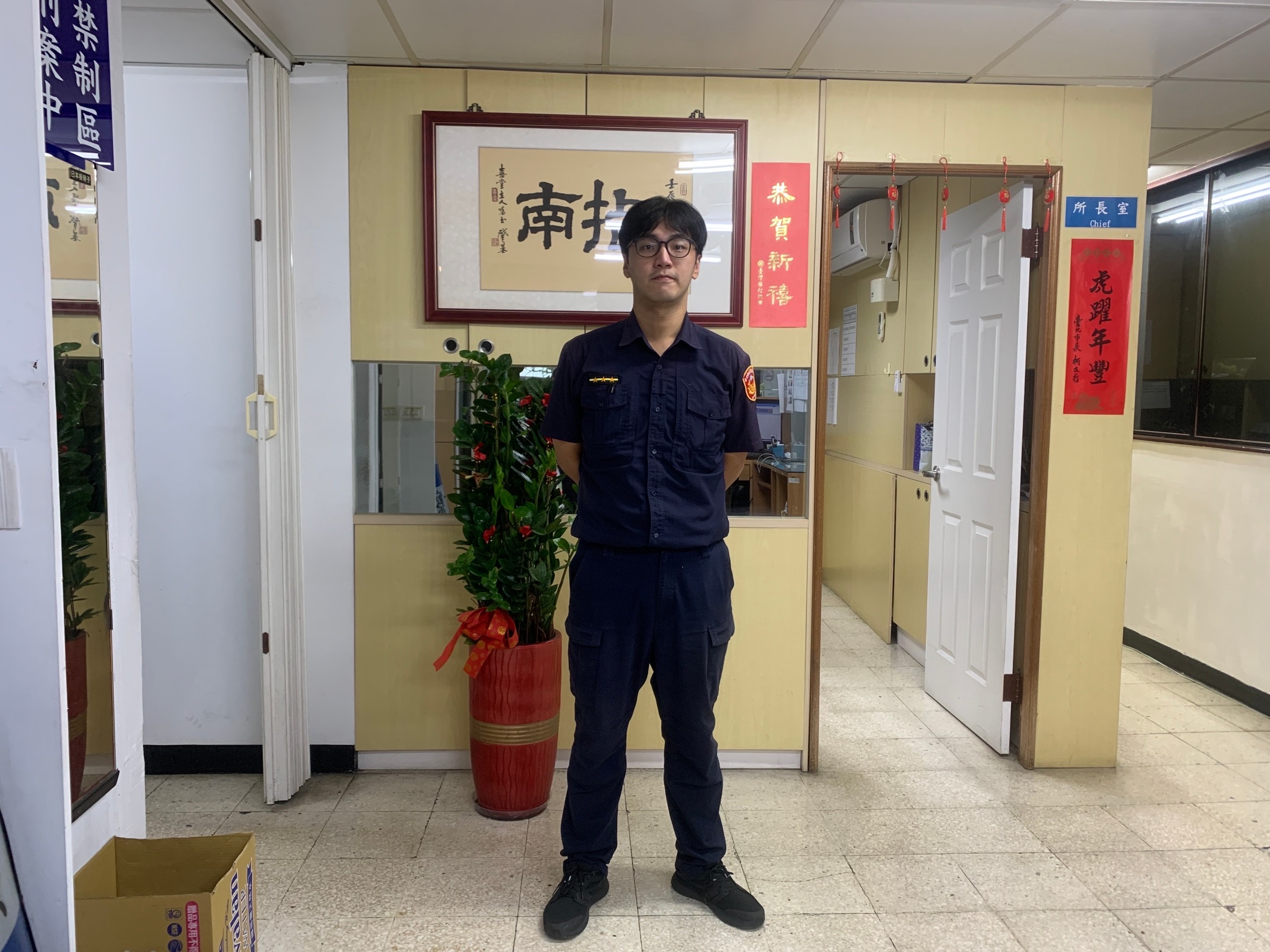 圖片說明：指南所員警龍顗凱挽救輕生女子一命。（記者趙靜姸翻攝）
