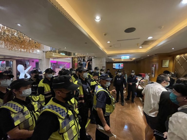 圖片說明：鑑於選情進入白熱化，板橋警為維護治安針對轄區重點區域實施擴大臨檢。（記者戴昱弘翻攝）