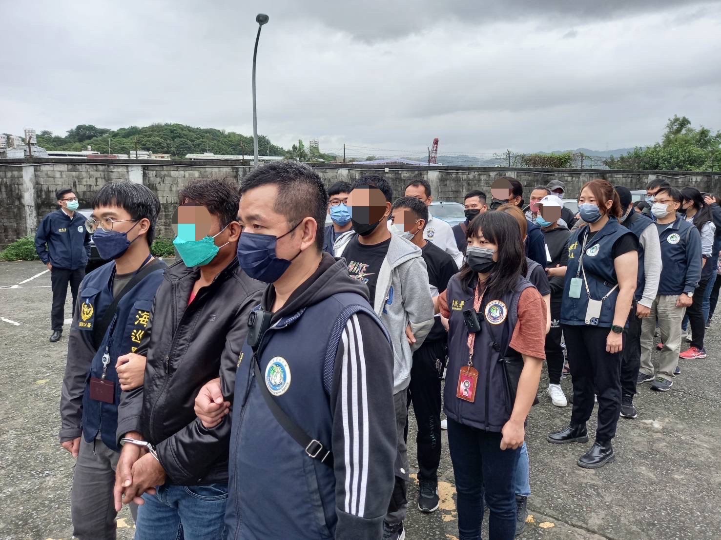 圖片說明：移民署與海巡署於民宅查獲10名逾期外來人口。（記者戴昱弘翻攝）