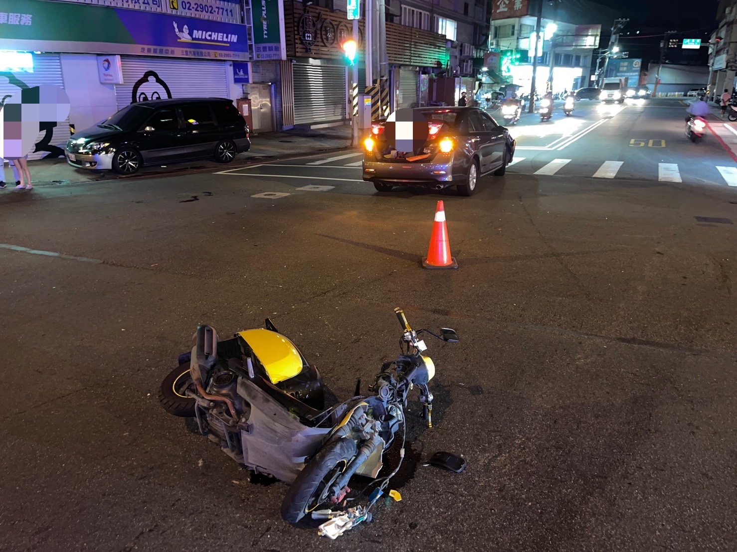 圖片說明：泰山區明志路與新北大道路口發生一起交通事故。（記者趙靜姸翻攝）