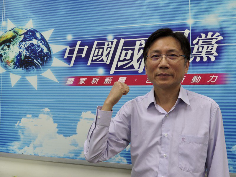 圖片說明：桃園巿議員詹江村指出，桃園市立圖書館標案疑似圖利行政院長蘇貞昌女兒蘇巧純的「二三設計」。（記者宋紹誠翻攝） 