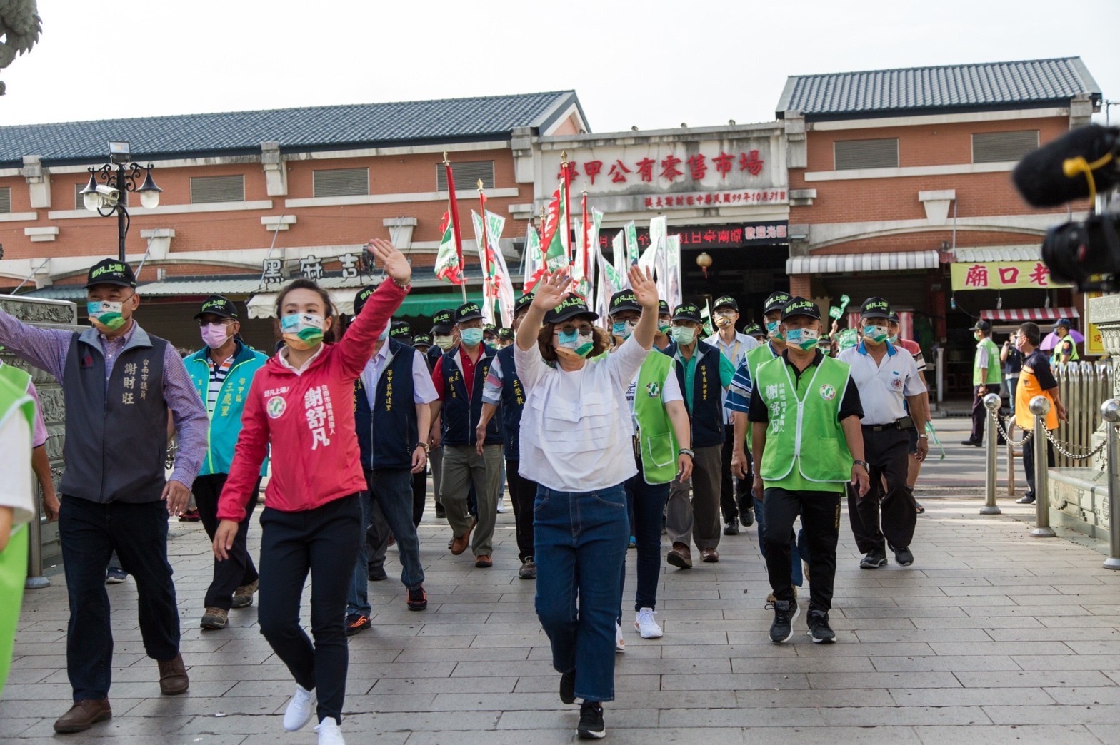 圖片說明：市議員候選人謝舒凡與眾多支持者徒步至學甲大廟「慈濟宮」，向保生大帝稟告成立「黃偉哲、謝舒凡聯合競選總部」。（圖/謝舒凡提供）