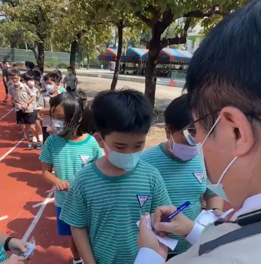圖片說明：台南巿長黃偉哲於IG po出遭數十位小學生圍繞要簽名的壯觀畫面。（圖/翻攝自黃偉哲臉書）
