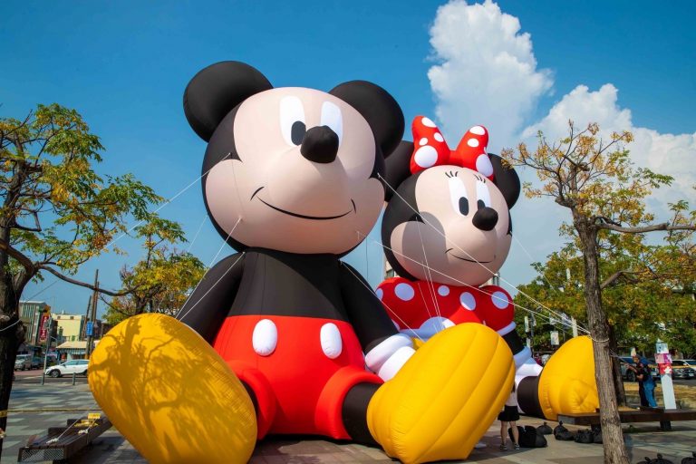 圖片說明：「米奇與好朋友Chill遊台南」於安平碼頭熱烈展出至10月30日。（記者趙靜姸翻攝）