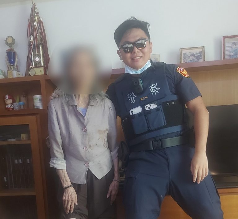 圖片說明:萬芳所員警林于禮(右)助老婆婆找到回家路。(記者趙靜姸翻攝)