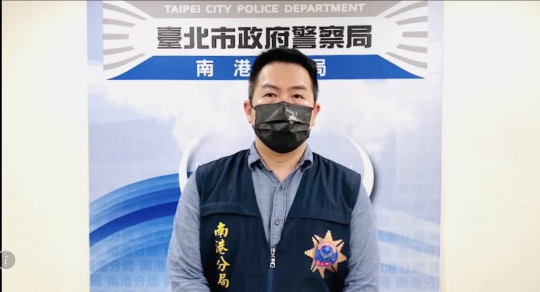 圖片說明:南港分局偵查隊長陳人嘉說明案情畫面。(記者徐煜勝翻攝)