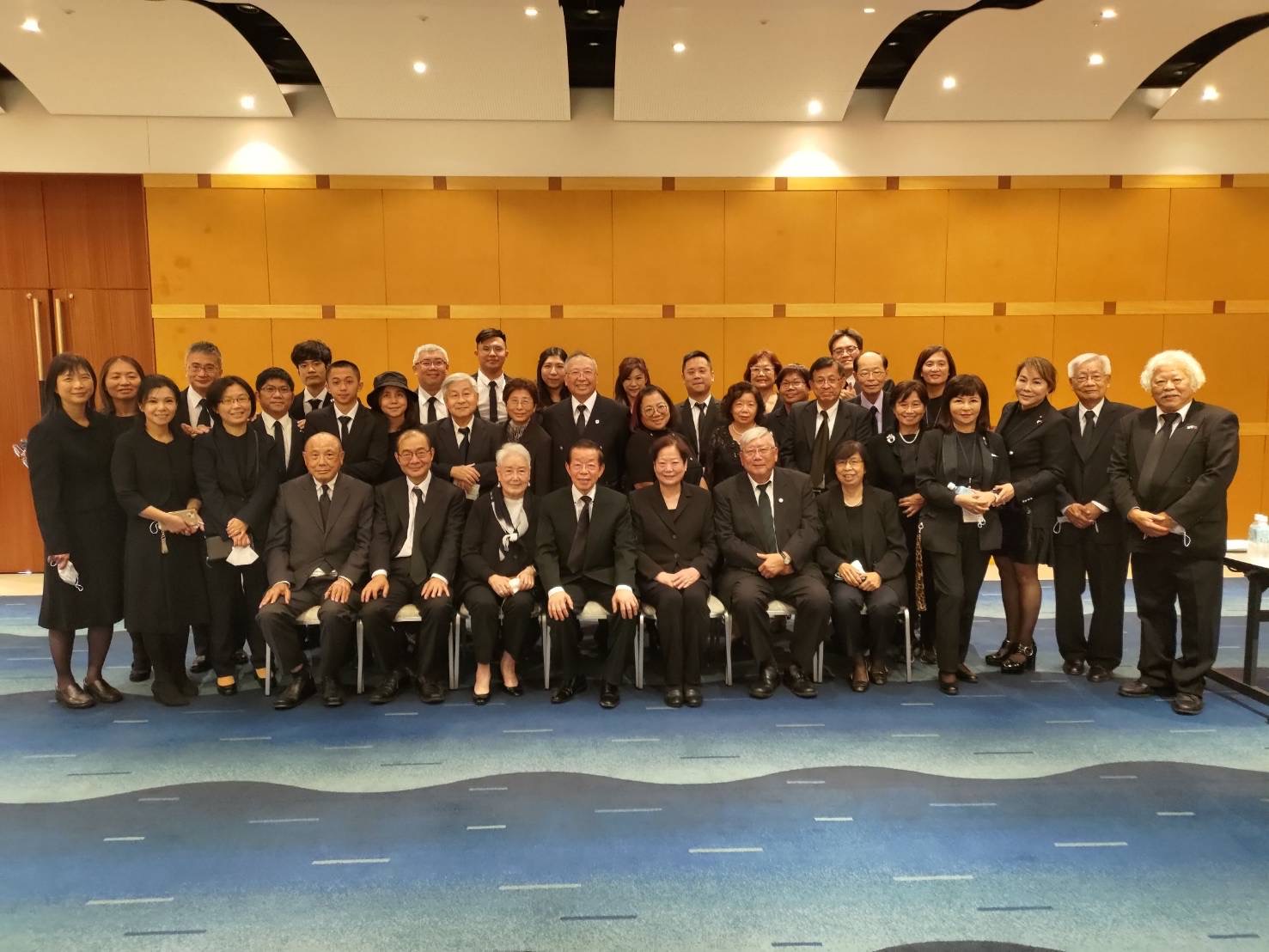 圖片說明:駐日大使謝長廷和出席安倍晉三「縣民葬」的台灣代表團成員合影。(記者徐煜勝翻攝)
