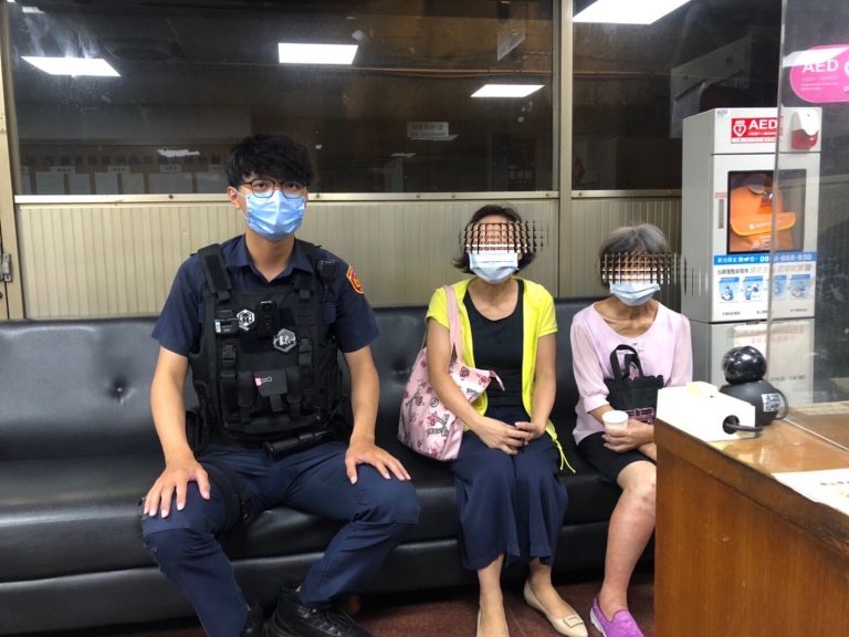 圖片說明：板橋警協助婦人找到母親。（記者戴昱弘翻攝）