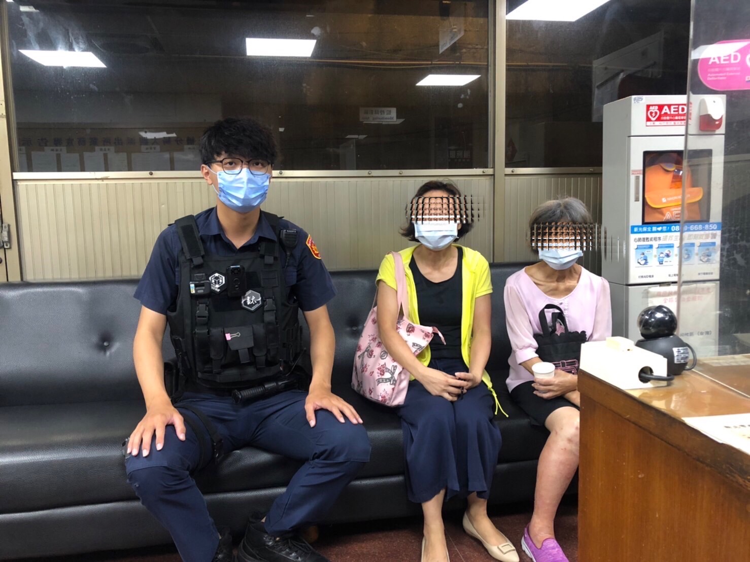 圖片說明：板橋警協助婦人找到母親。（記者戴昱弘翻攝）