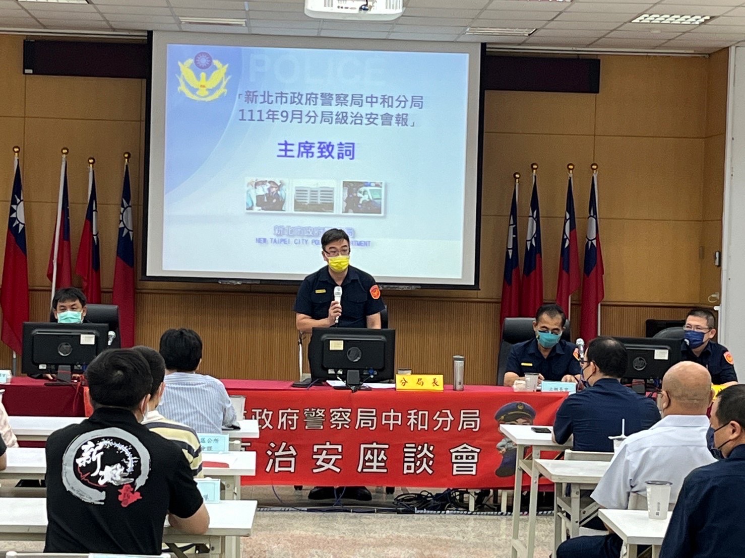 圖片說明:中和警分局長李建廣主持治安會報。(記者徐煜勝翻攝)