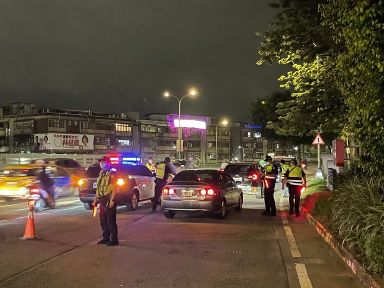 圖片說明：士林分局呼籲開車不論直行或轉彎，應遵守交通安全規則，並時刻注意車前狀況及視覺死角，避免類似憾事再次發生。(記者林艷林翻攝)