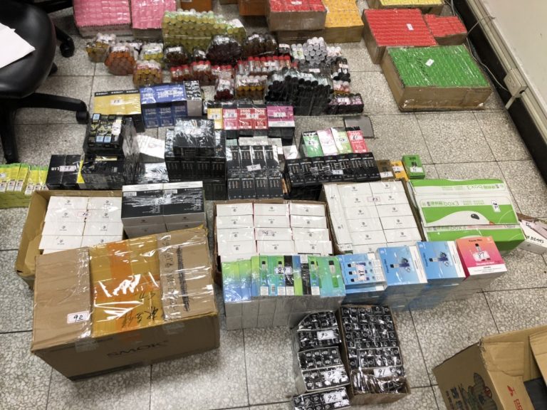 圖片說明：中市刑大偵二隊日前偵破不法電子菸販售，當場查獲電子菸油3,761支，詢後依違反藥事法移送臺中地檢署偵辦。 (記者林㤈輝翻攝)