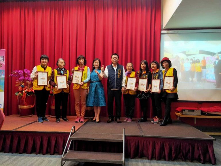 影片說明：中市警婦幼警察隊志工隊日前榮獲臺中市「績優團隊」榮耀，中市警婦幼警察隊長高嘉陽(右五)與志工隊績優志工合影。(記者林㤈輝翻攝)