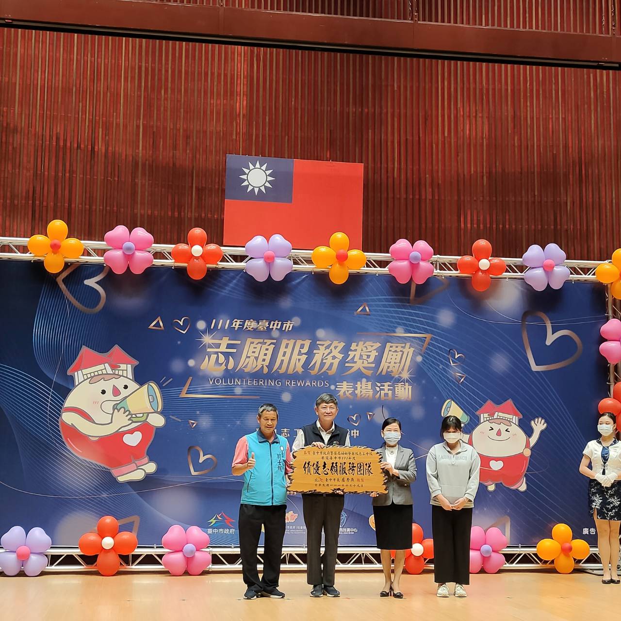影片說明：臺中市政府警察局婦幼警察隊志工隊日前榮獲臺中市「績優團隊」榮耀，右二為志工中隊長陳桂蘭。
