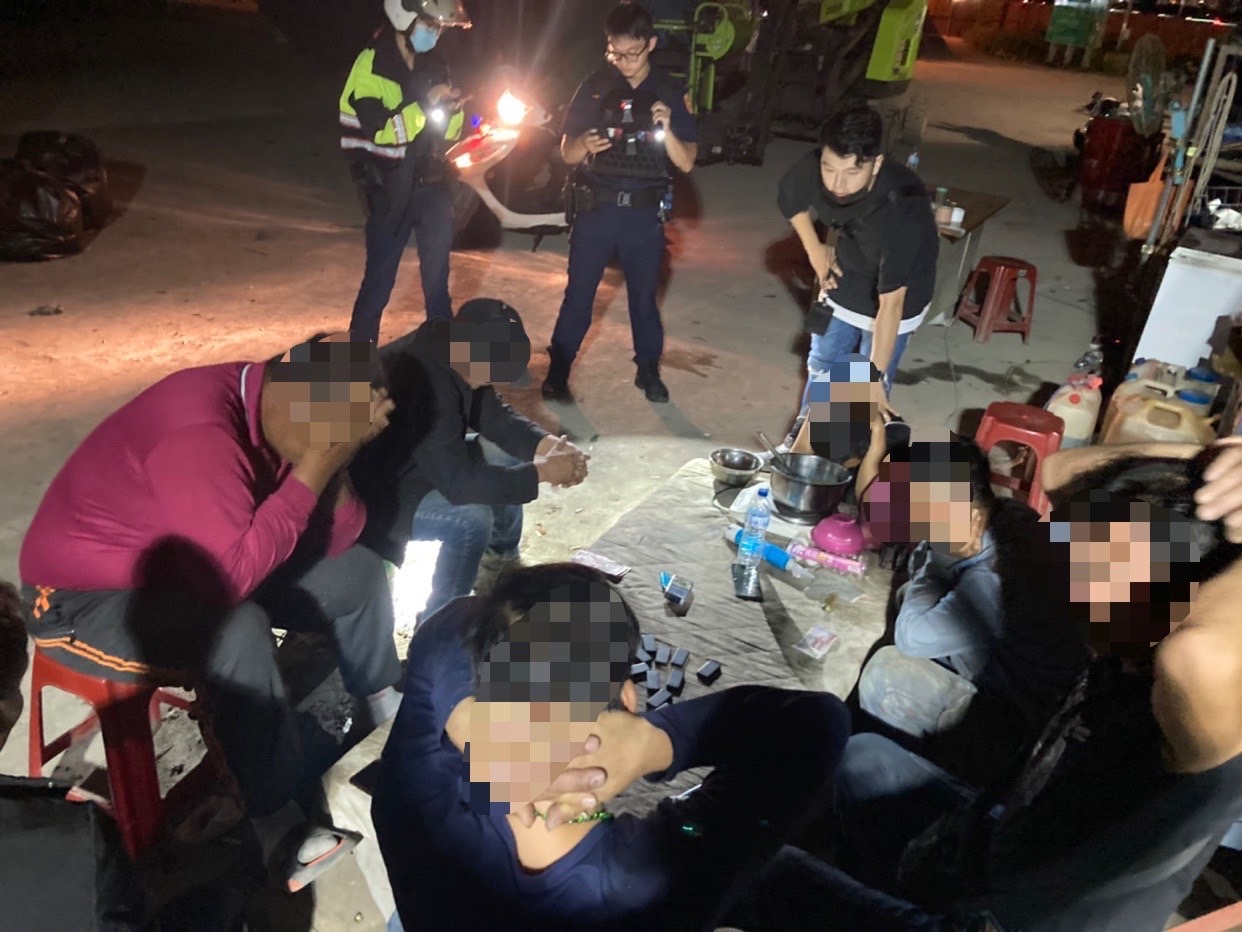 圖片說明：警方於在該處工寮內發現工人孫男等7人，正以天九牌聚賭。（記者徐煜勝翻攝）