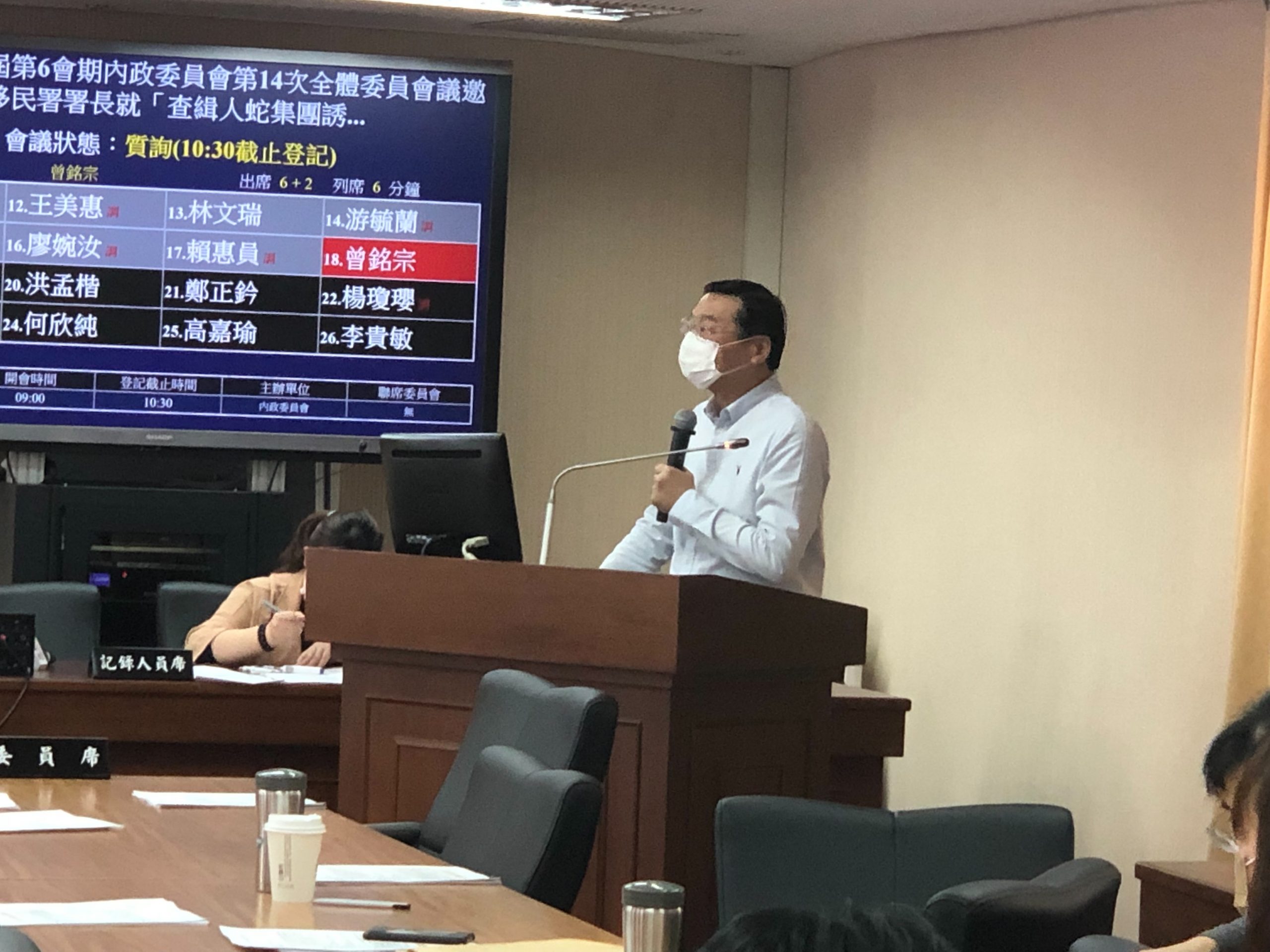 圖片說明:曾銘宗於內政委員會質詢警政署長黃明昭時質疑警政署吃案。(記者徐煜勝翻攝)