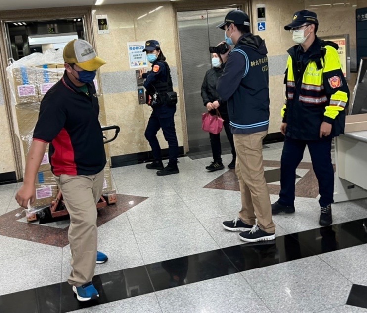新莊警護送選票不敢大意。（記者戴昱弘翻攝）