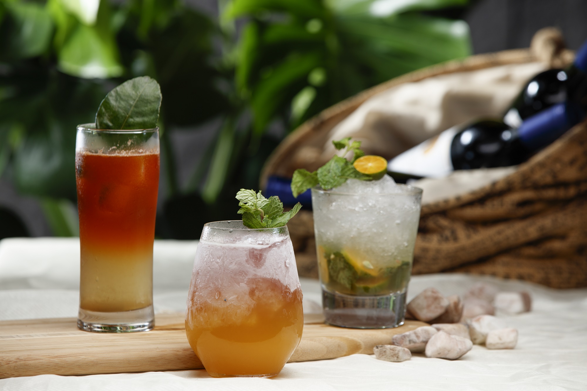 圖片說明：「CHUNSHEN泰殿」的調酒，結合台灣茶，各式泰國香料及新鮮水果調出極具泰式風味的各色調酒。（禁止酒駕，酒前酒後不開車，安全有保障；未成年請勿飲酒）(圖/CHUNSHEN泰殿提供)