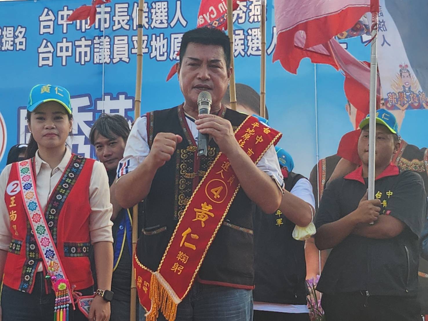 圖片說明:黃仁(圖中)承諾繼921原住民住宅,他將在台中市議會持續爭取覓地推動蓋原住民專屬社會住宅和青年住宅,給年輕人一個家。(記者江雁武攝)