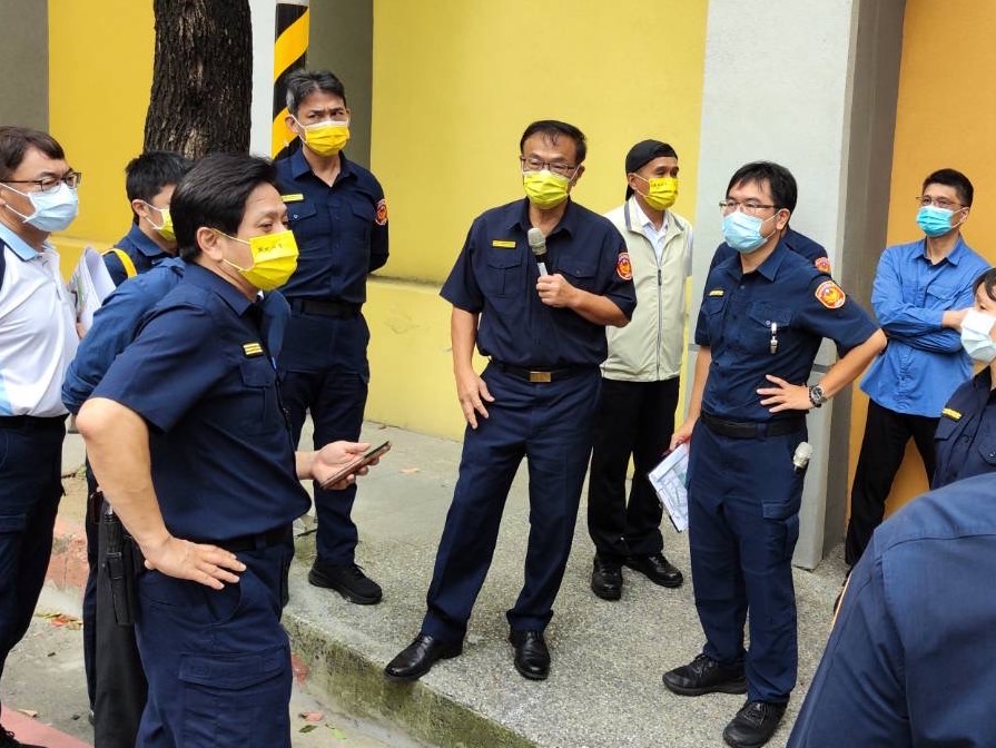 圖片說明:新北警討論模擬現場突發狀況處理,以確保候選人以及選民安全。(記者吳萍翻攝)