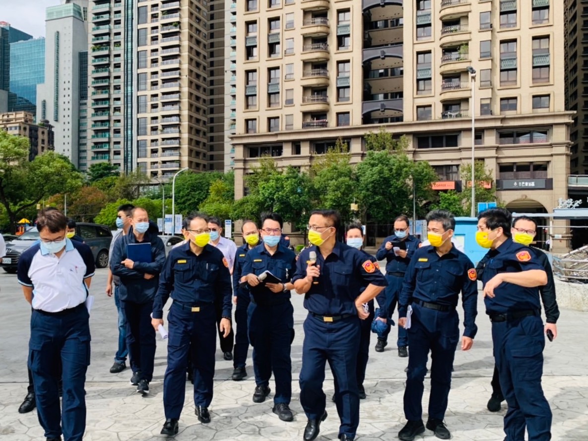圖片說明:藍綠選前之夜板橋尬場,新北警局長黃宗仁率警親自地勘,維安最高規格。(記者吳萍翻攝)