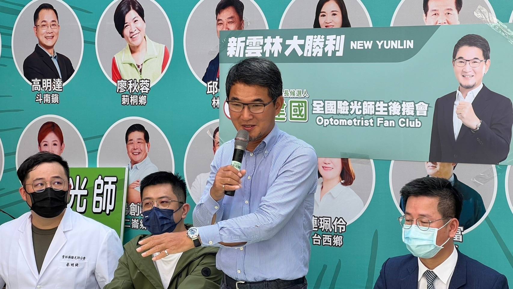 圖片說明:劉建國(右二)當選第八屆立委時,接受驗光人員陳情,進而積極推動促成法案。(記者徐煜勝翻攝)
