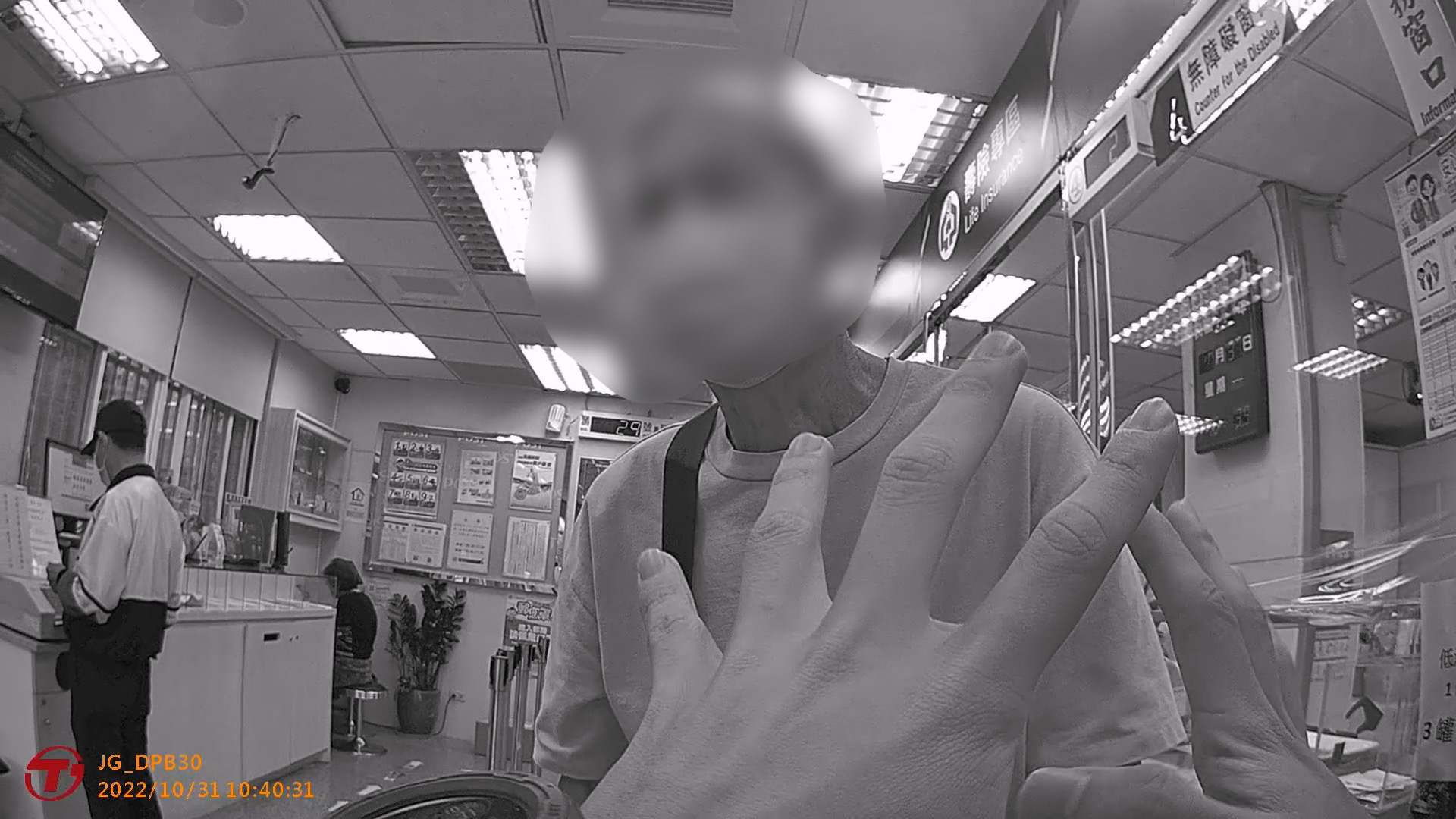 圖片說明：郵局行員見男子神情緊張且以裝潢房子為由提款。（記者楊國域翻攝）