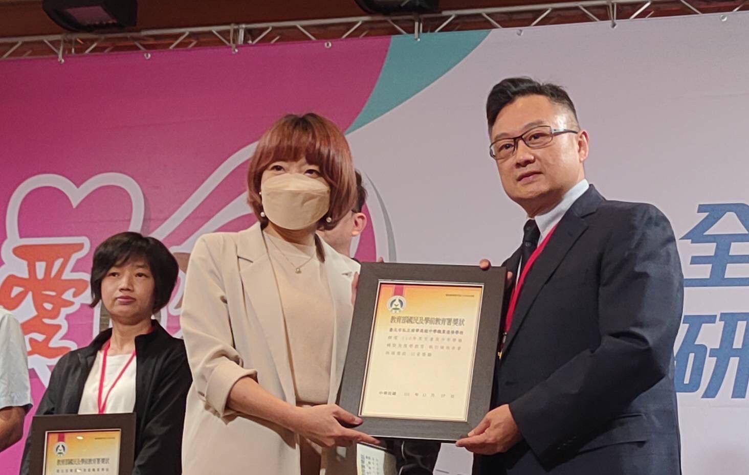 南華高中莊惠安校長(右)，堅持初衷「不放棄任何一個孩子」，看見孩子的改變就是前進最大的動力。（圖/南華高中提供）