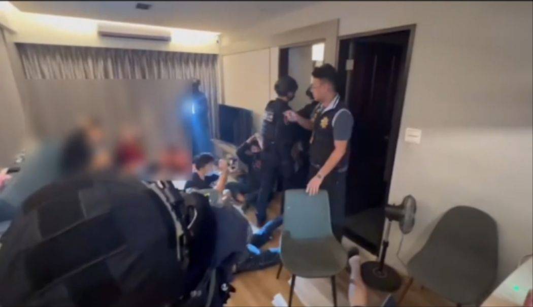 圖片說明:新北保安警察大隊霹靂小組會同中壢警分局進行攻堅詐騙現場畫面。(記者吳萍翻攝)