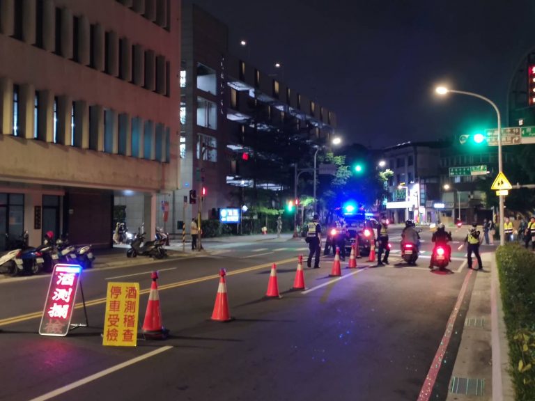 圖片說明：板橋警於重點道路加強臨檢。（記者戴昱弘翻攝）