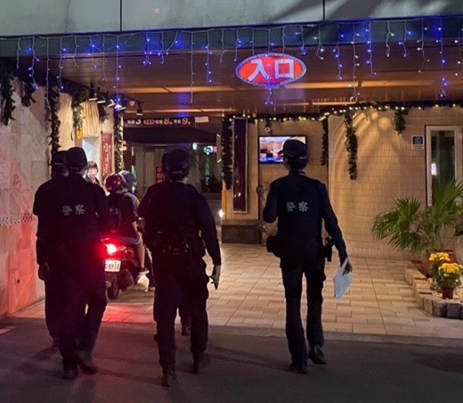 圖片說明：新莊警實施清樓專案，清查轄區治安死角。（記者戴昱弘翻攝）