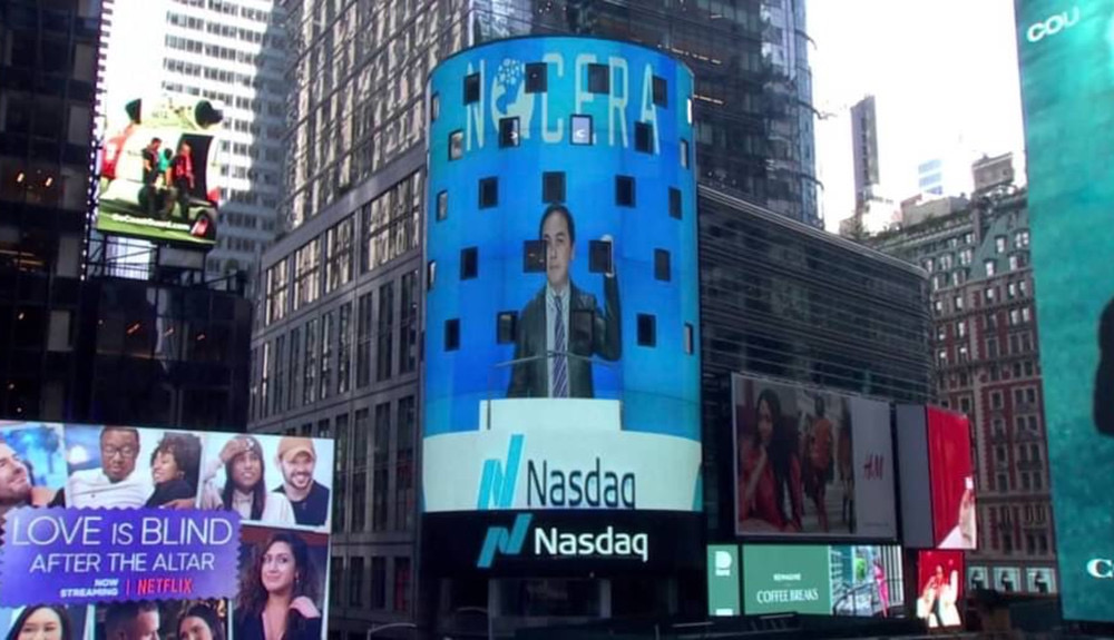 圖片說明：NOCERA鄭董參與，收市敲鐘儀式登上世界的舞臺 NASDAQ: NCRA(美國時代廣場)。(圖/鉑鍶國際提供)