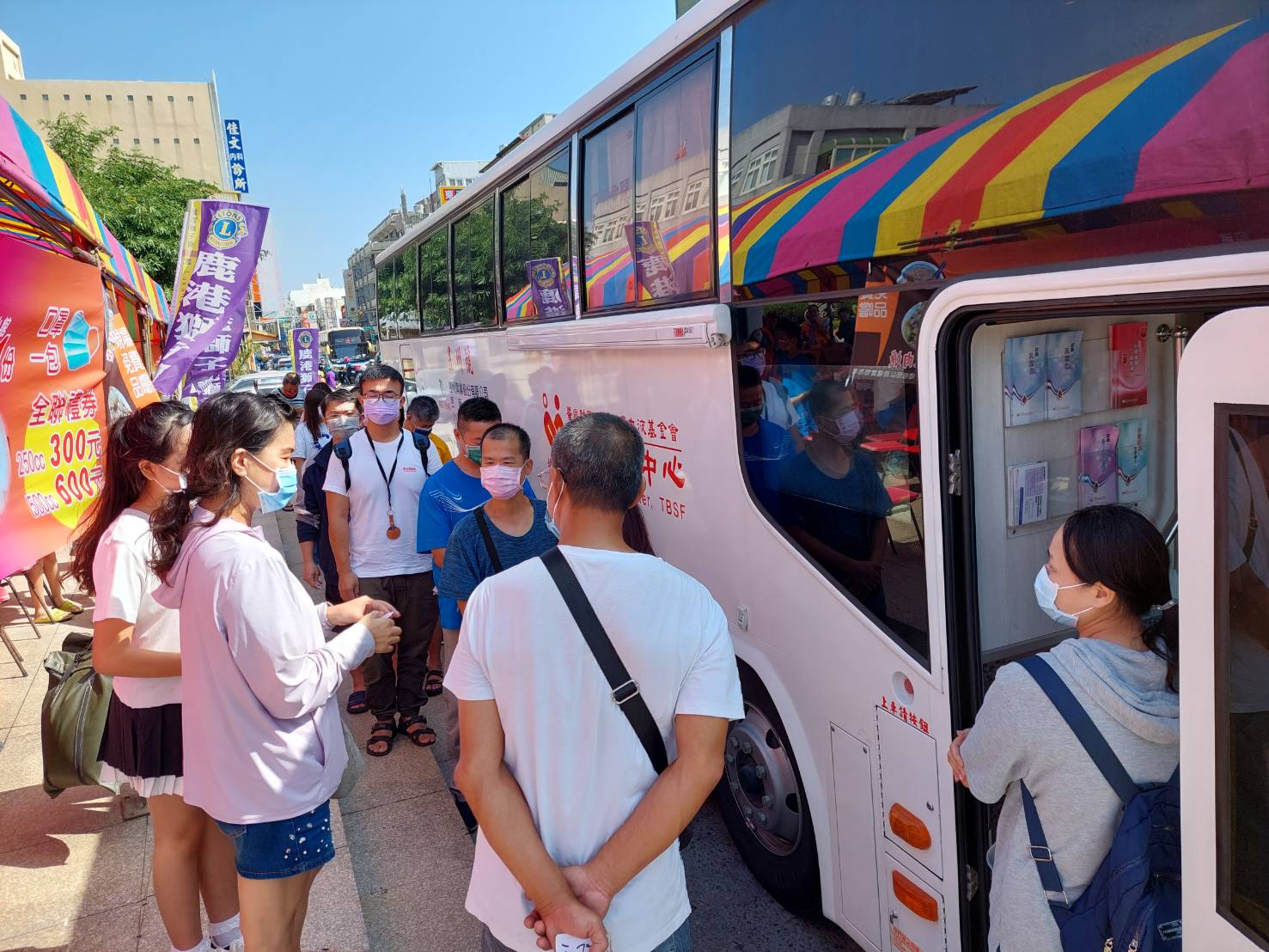 圖片說明:鹿港獅子會今(13)日於彰化鹿港鎮公所前廣舉辦捐血活動,在地民眾與觀光客爭相挽袖支持捐血活動,累積捐血達298袋74,500CC,備受好評。(圖/鹿港獅子會)