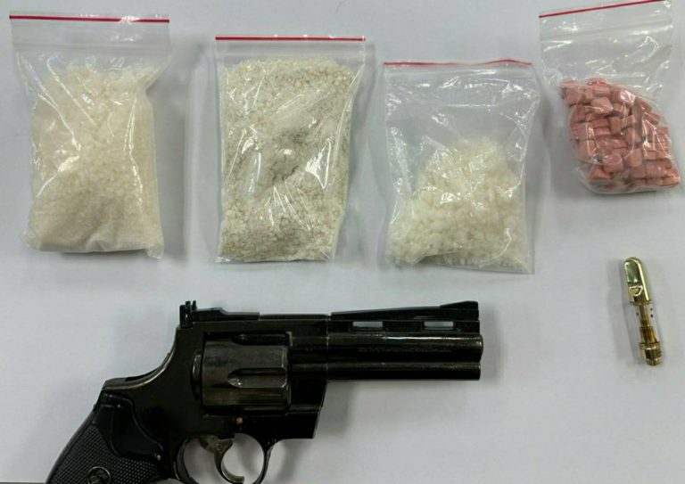 圖片說明:中和警攻堅查獲之槍枝毒品。(記者徐煜勝翻攝)