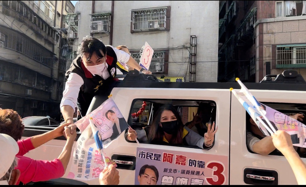 圖片說明:許多被服務過的民眾熱烈歡迎。(圖/曾煥嘉競辦提供)