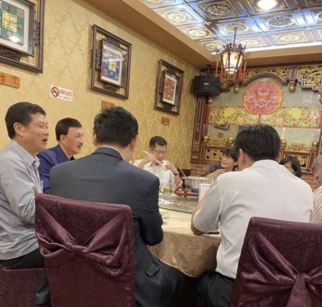 圖片說明：網路傳出疑似徐國勇與警大校長陳檡文、余天等人一起吃飯喝酒照。（記者吳萍翻攝）