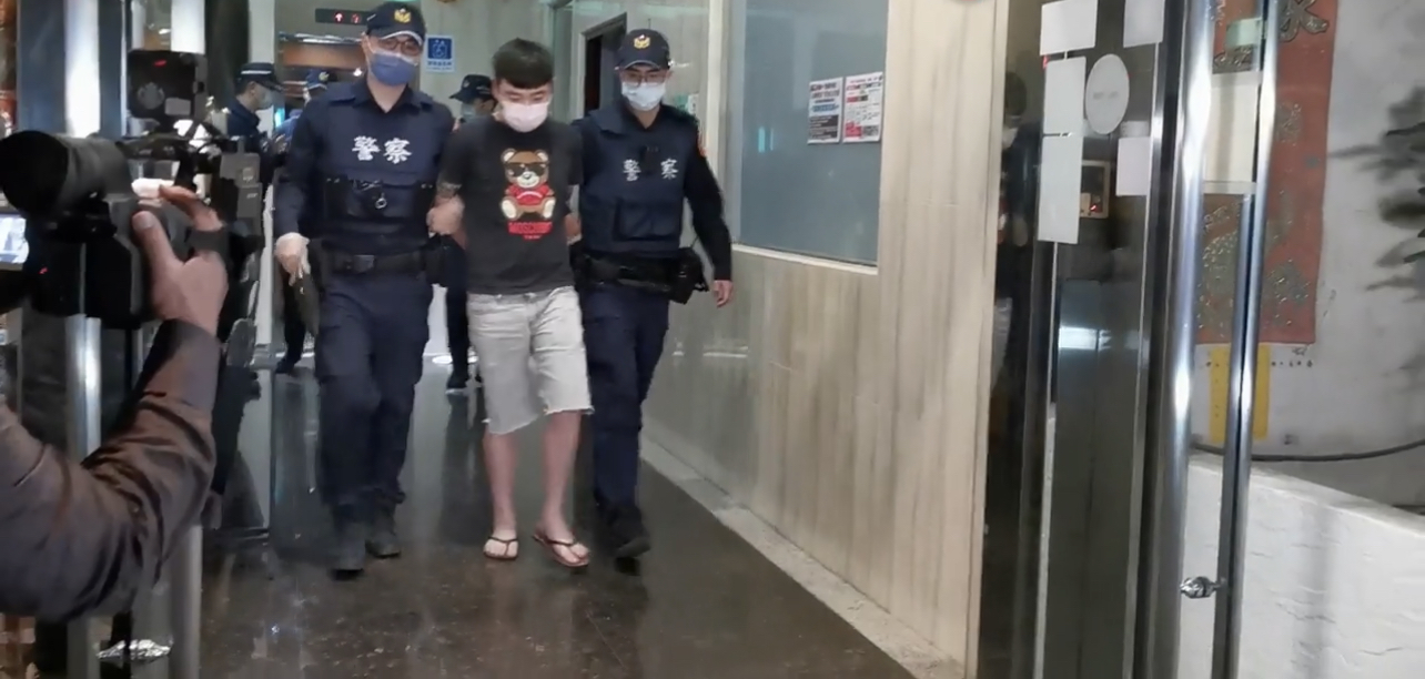 圖片說明:新店警方立即逮捕囚禁陸男之嫌犯。(記者徐煜勝翻攝)