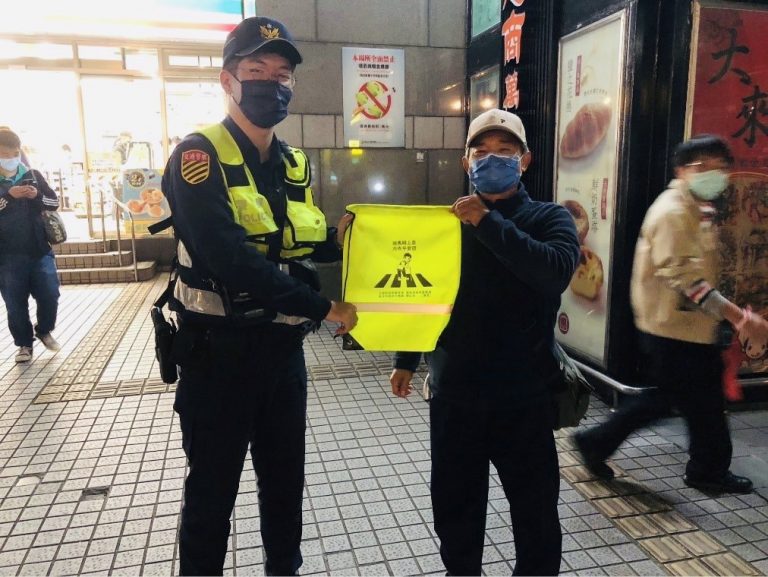 文山第二分局對長者實施交通安全宣導,並主動發放閃光配件小物。(記者楊國域翻攝)