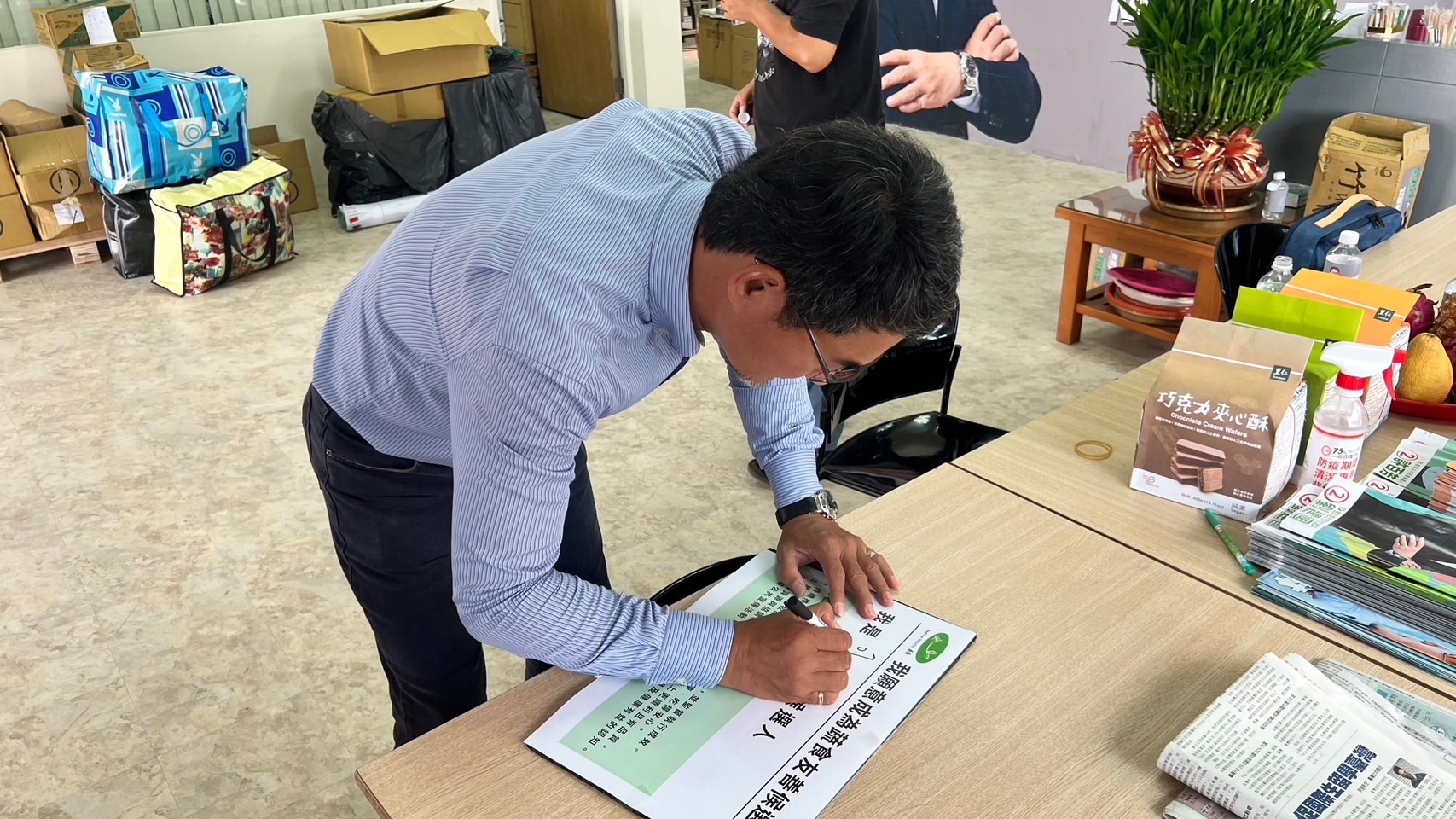 圖片說明:雲林縣長候選人劉建國簽署「蔬食友善候選人」承諾書。(記者李慕妍翻攝)