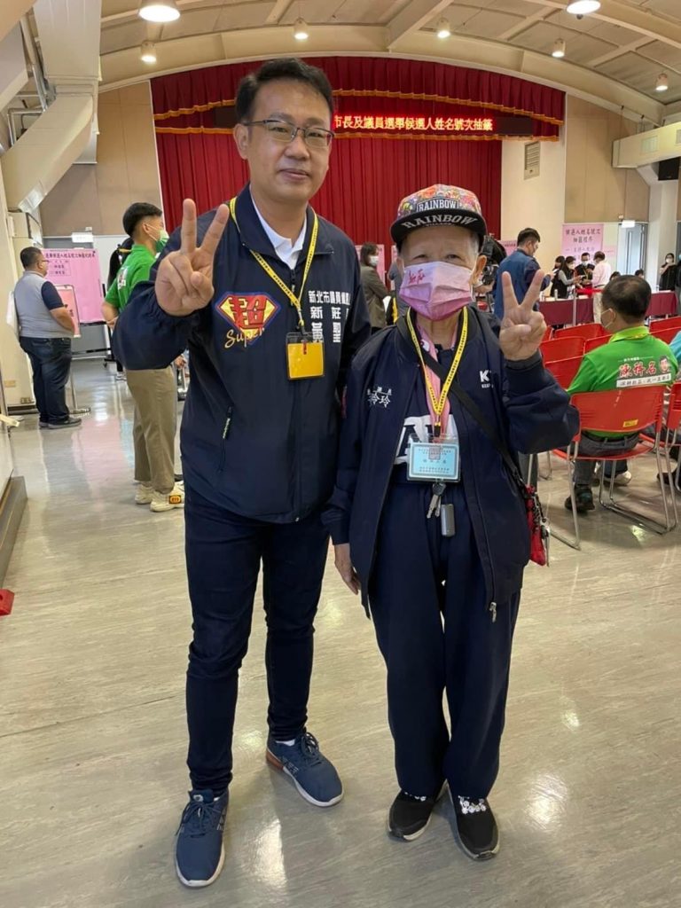 圖片說明：黃林玲玲女士（右）為現任新北市議員，更是新莊諸多建樹的前市長，有感年紀已長，此次將選戰大旗接棒給兒子黃聖超（左），黃聖超期許自己能順利當選，續接母親的好政績，青出於藍更勝於藍。（圖/翻攝自黃聖超臉書粉絲專頁）