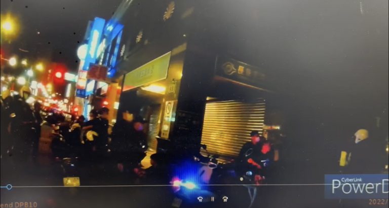 圖片說明：大同警方到場拉開兩兄弟。（記者徐煜勝翻攝）