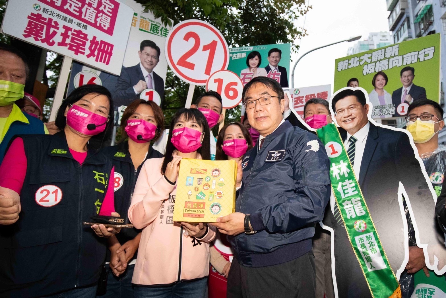 圖片說明：黃偉哲赴新北替居隔中的林佳龍拉票，與林佳龍人形立牌形成另類同框。（圖/黃偉哲連任勝選總部提供）