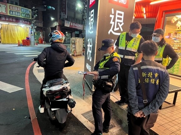 圖片說明：新北市政府環境保護局聯手於新北市蘆洲區易有噪音車行經地點設立稽查點。（記者徐煜勝翻攝）