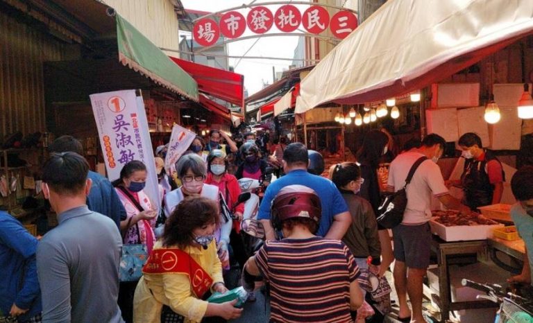 圖片說明：彰化市民代表吳淑敏勤走基層拜票期待握每一雙手。 (圖/記者林㤈輝翻攝)