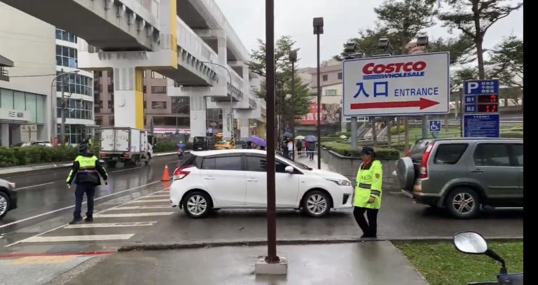 圖片說明:中和警超前部署避免交通癱瘓。(記者徐煜勝翻攝)