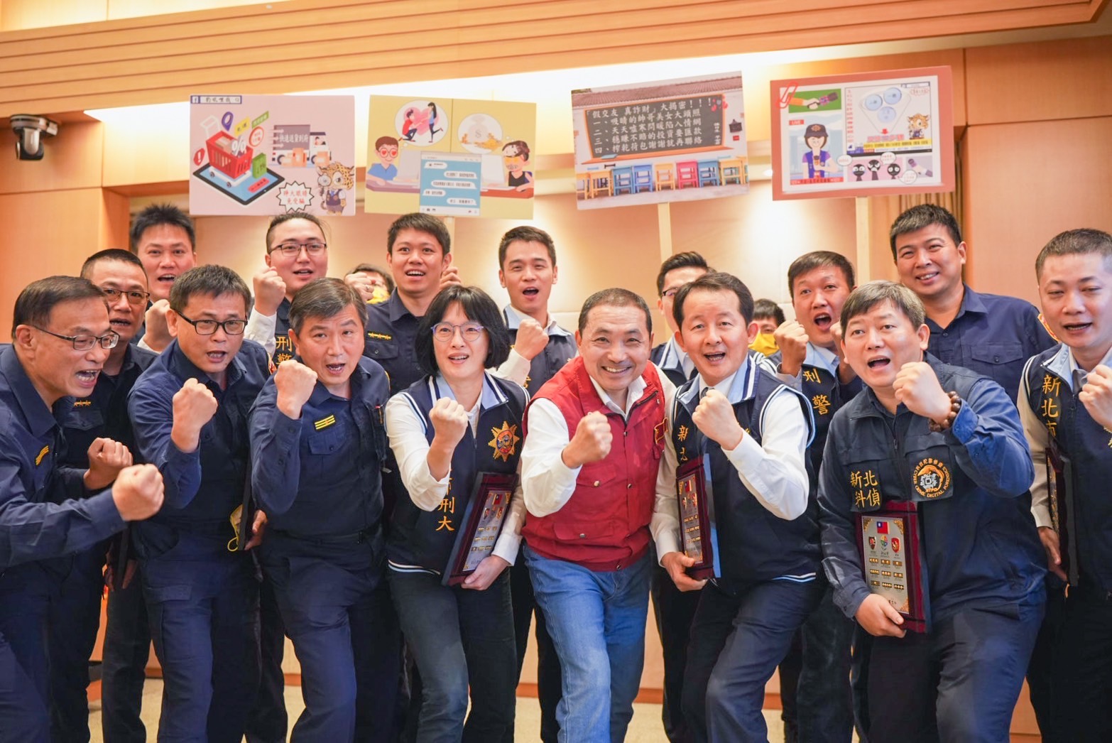 新北市長侯友宜頒贈階級章獎牌,表揚偵破本案有功的淡水分局長黃南山及刑警大隊長蕭瑞豪等17人。(記者楊國域翻攝)