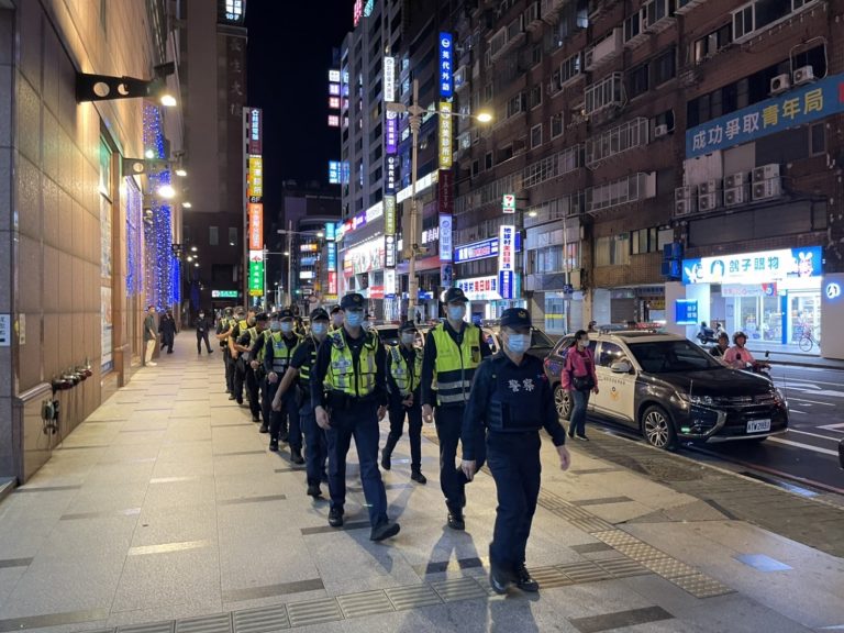 圖片說明：板橋警分局長許芳毅親自帶隊臨檢轄內KTV。（記者戴昱弘翻攝）