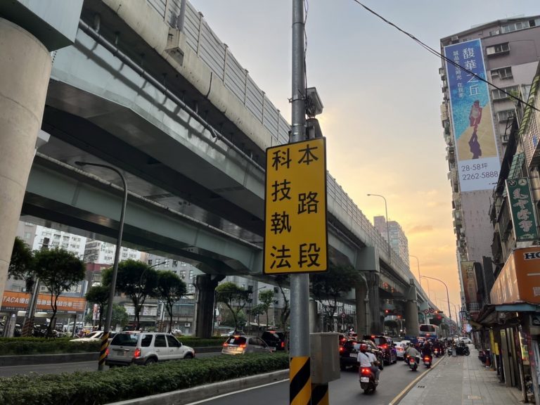 12/1起重點路口科技執法上路。(記者徐煜勝翻攝)