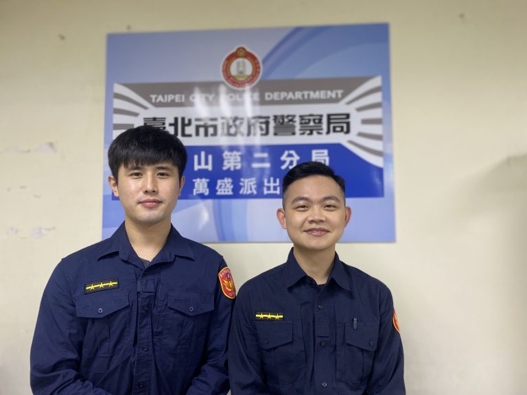 萬盛所警員黃禹喬（左）、蘇瑞鵬（右）救援失智老婦並護送返家。（記者/吳萍翻攝））